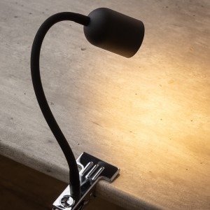 Lampka nocna TOP TK Lighting 1xGU10 5W z elastycznym ramieniem i klipsem na biurku.