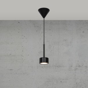 Lampa wisząca CLYDE Nordlux 1xLED Metal Czarny na betonowej ścianie.