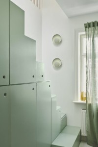 Lampa ścienna MARSI Nordlux 1xLED Metal Zakurzona zieleń zamontowana na ścianie w minimalistycznym wnętrzu.