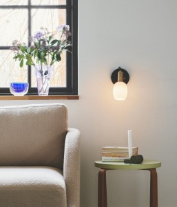 Lampa ścienna ARILD Nordlux 1xE14 40W Metal Czarny w salonie przy sofie.