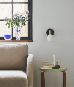 Lampa ścienna ARILD Nordlux 1xE14 40W Metal Czarny zamontowana na ścianie w salonie.
