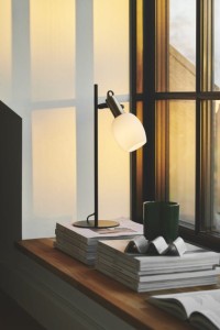 Lampa stołowa ARILD Nordlux na parapecie przy oknie.
