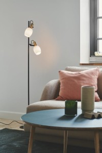 Lampa podłogowa ARILD Nordlux 1xE14 40W Metal Czarny w nowoczesnym salonie.
