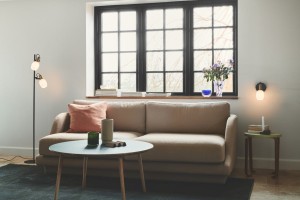 Lampa podłogowa ARILD Nordlux 1xE14 40W Metal Czarny obok sofy w nowoczesnym salonie.