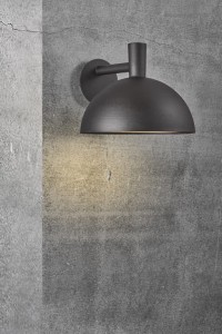 Lampa ścienna ARKI Nordlux 1xE27 20W Metal Czarny na tle betonowej ściany.