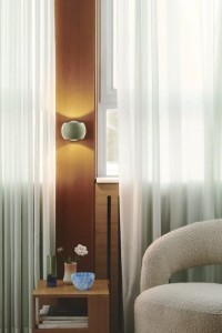 Lampa ścienna BELIR Nordlux 1xG9 5W Metal Zakurzona zieleń nad stolikiem w salonie.