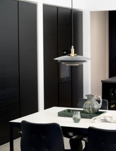 Lampa wisząca BRETAGNE Nordlux 1xG9 25W Metal Szary nad stołem w jadalni.