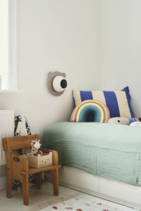 Lampa ścienna BRUNABEAR Nordlux na ścianie w dziecięcym pokoju.