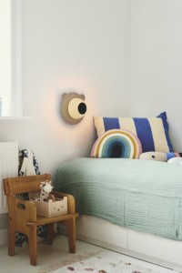 Lampa ścienna BRUNABEAR Nordlux 1xE14 25W Metal Brązowy zamontowana w dziecięcym pokoju.