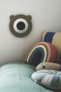 Lampa ścienna BRUNABEAR Nordlux 1xE14 25W Metal Brązowy w kształcie misia na ścianie над łóżkiem.