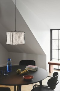 Lampa wisząca CARDINE Nordlux 1xE27 60W Papier Biały nad stołem w nowoczesnym wnętrzu.