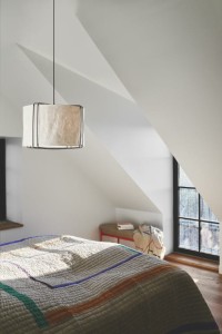 Lampa wisząca CARDINE Nordlux 1xE27 60W Papier Biały nad sypialnianym łóżkiem.
