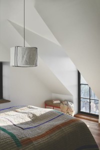 Lampa wisząca CARDINE Nordlux 1xE27 60W Papier Biały w nowoczesnej sypialni.