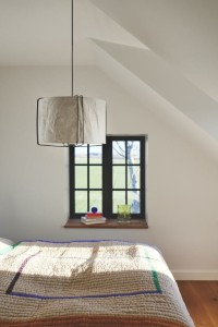 Lampa wisząca CARDINE Nordlux 1xE27 60W Papier Biały nad łóżkiem w sypialni.
