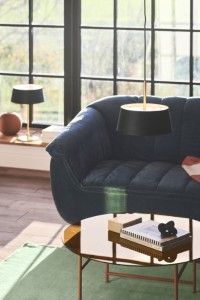 Lampa wisząca CLASI Nordlux 1xE14 10W Metal Czarny nad stołem w salonie.