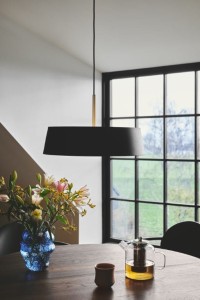 Lampa wisząca CLASI Nordlux 1xE27 15W Metal Czarny nad stołem w jadalni.