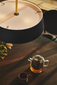 Lampa wisząca CLASI Nordlux 1xE27 15W Metal Czarny nad stołem.