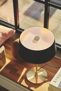 Lampa stołowa CLASI Nordlux 1xE14 10W Metal Czarny na drewnianym parapecie.