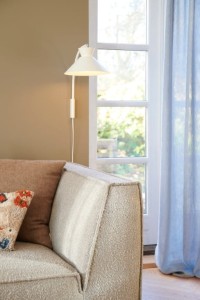 Lampa ścienna DIAL Nordlux 1xE27 40W Metal Biały w przytulnym salonie.
