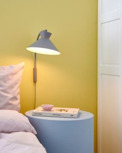 Lampa ścienna DIAL Nordlux 1xE27 40W Metal Szary przy łóżku.