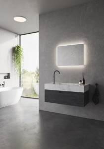 'Lampa ścienna DOVINA Nordlux 1xLED w nowoczesnej łazience z umywalką i wanną'