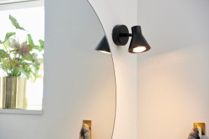 Lampa ścienna EIK Nordlux 1xGU10 35W Metal Czarny zamontowana na ścianie.