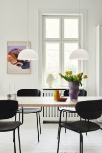 Lampa wisząca ELLEN Nordlux 1xE27 40W Szkło Biały nad stołem w jadalni.