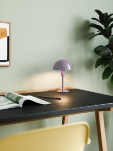 Lampa stołowa ELLEN Nordlux 1xE14 40W Metal Fioletowy na biurku.