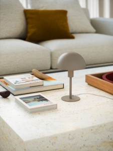 Lampa stołowa ELLEN Nordlux 1xE14 40W Metal Brązowy na stoliku w salonie.