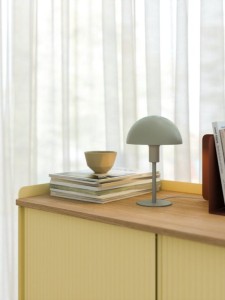Lampa stołowa ELLEN Nordlux na drewnianym blacie.