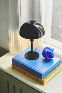 Lampa stołowa ELLEN Nordlux 1xE14 40W Metal Czarny na białym parapecie.