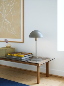 Lampa stołowa ELLEN Nordlux 1xE14 40W Metal Brązowy na szklanym stoliku w nowoczesnym wnętrzu.