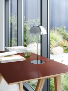 Lampa stołowa ELLEN Nordlux 1xE14 40W Metal Chrom na biurku przy oknie.