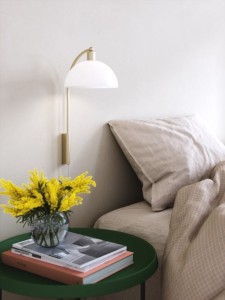 Lampa ścienna ELLEN Nordlux 1xE14 40W Metal Mosiądz zamontowana przy łóżku.