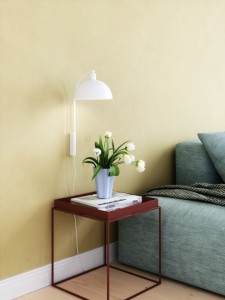 Lampa ścienna ELLEN Nordlux 1xE14 40W Metal Biały nad stolikiem z niebieskim wazonem.