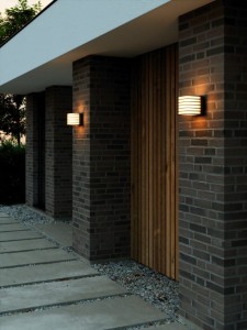 Lampa ścienna FLUCTUS Nordlux 1xE27 15W Metal Czarny zamontowana na elewacji domu.