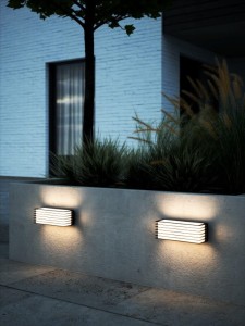 Lampa ścienna FLUCTUS Nordlux 2xE27 15W Metal Czarny zamontowana na ścianie zewnętrznej budynku.