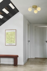 Lampa sufitowa FRANCA Nordlux 3xE14 40W Metal Mosiądz zamontowana w nowoczesnym wnętrzu.