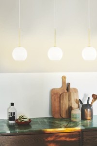 Lampa wisząca FRANCA Nordlux 1xE14 40W Szkło Mosiądz nad blatem kuchennym.