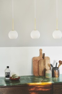 Lampa wisząca FRANCA Nordlux 1xE14 40W Szkło Mosiądz nad kuchennym blatem.