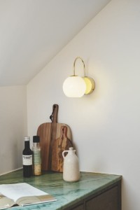 Lampa ścienna FRANCA Nordlux w kuchni nad blatem.