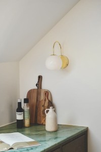 Lampa ścienna FRANCA Nordlux metal mosiądz nad blatem kuchennym.