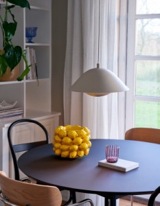 Lampa wisząca FREYA Nordlux 1xE27 40W Metal Beżowy nad stołem w jadalni.