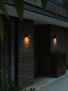 Lampa ścienna KYKLOP Nordlux 1xGU10 25W Metal Zardzewiały zamontowana na zewnętrznej ścianie budynku.
