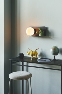 Lampa ścienna LILIBETH Nordlux 1xE14 25W Metal Czarny zamontowana na ścianie nad stołem.