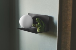 Lampa ścienna LILIBETH Nordlux z czarnym metalowym korpusem i dekoracją w kształcie krokodyla.