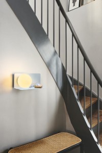 Lampa ścienna LILIBETH Nordlux 1xE14 25W Metal Niebieski zamontowana na ścianie przy schodach.