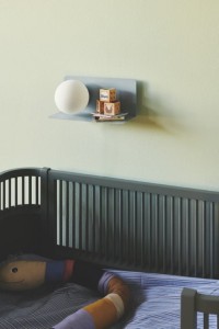 Lampa ścienna LILIBETH Nordlux nad łóżeczkiem dziecięcym.
