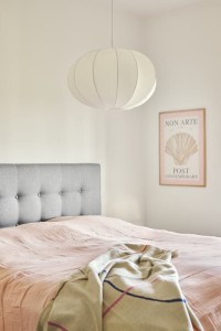 Lampa wisząca AERON Nordlux nad łóżkiem w sypialni.