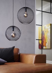 Lampa wisząca BERONI Nordlux 1xE27 60W Metal Czarny zawieszona nad kanapą w salonie.